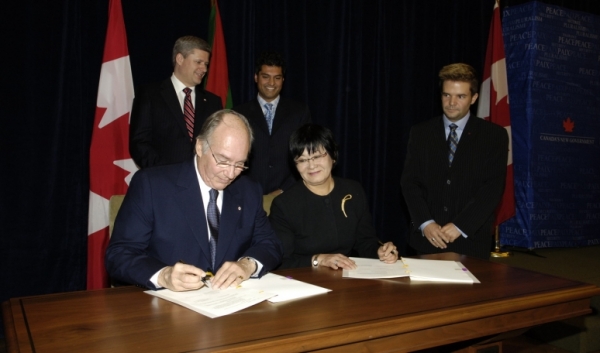 His Highness the Aga Khan signing the funding agreement for the Global Centre for Pluralism in the presence of The Honourable Be